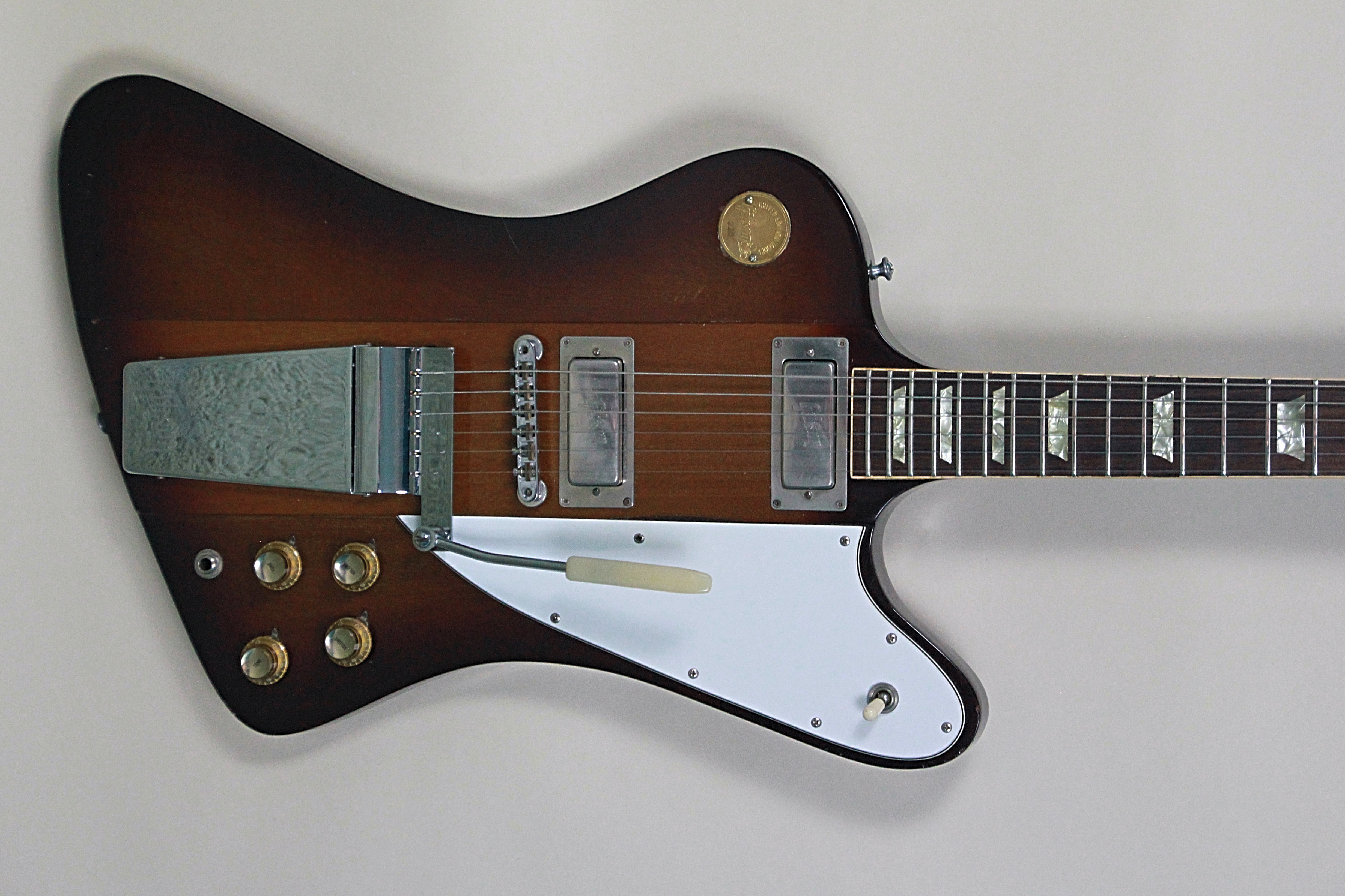 полар вантаж v 2. хамбакер на гитаре. бридж wraparound. Epiphone firebird studio worn cherry. Gibson flying v v2.