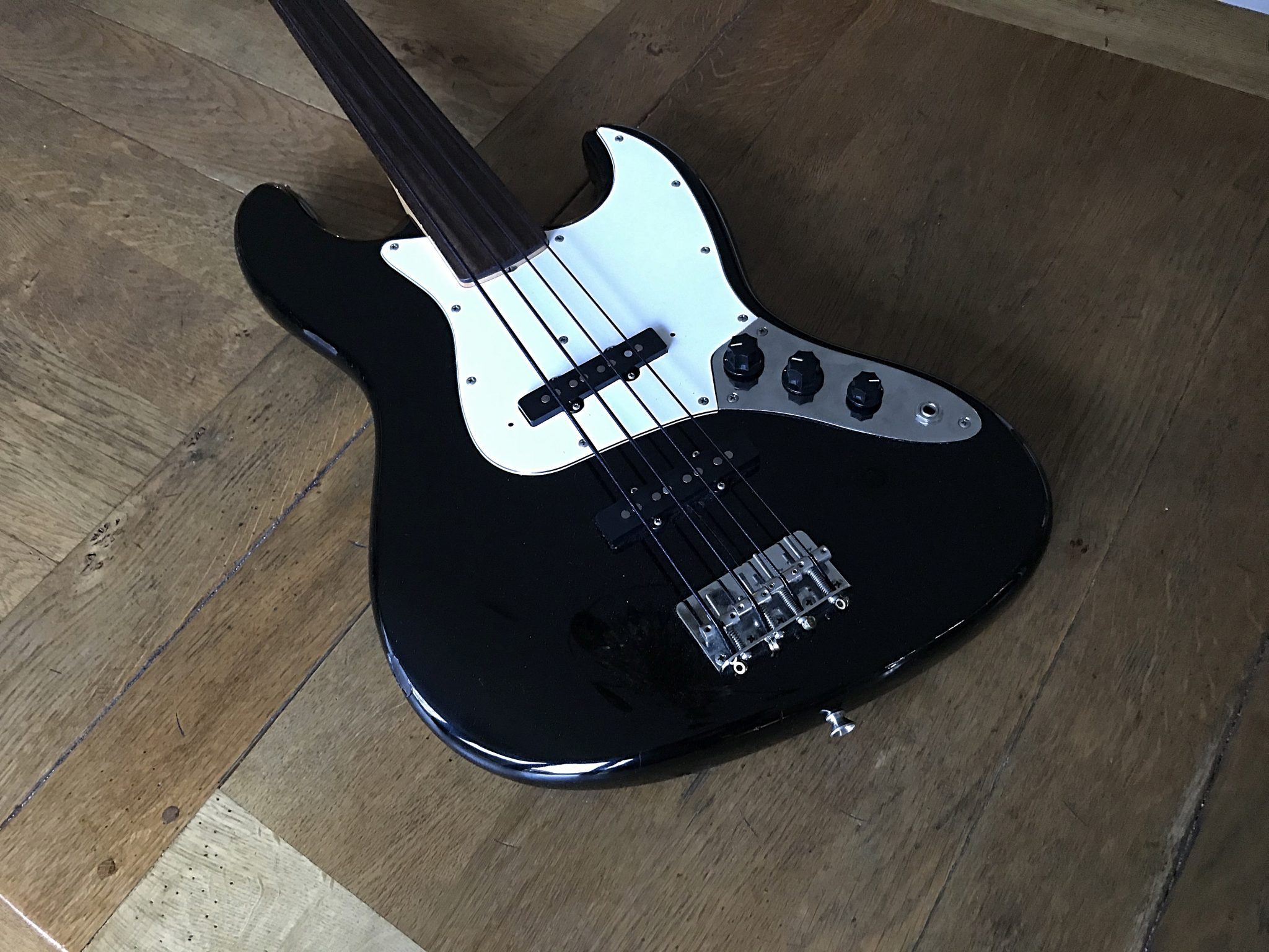 1991 Fender Japan Fretless Jazz Bass Vintage & Modern Guitars