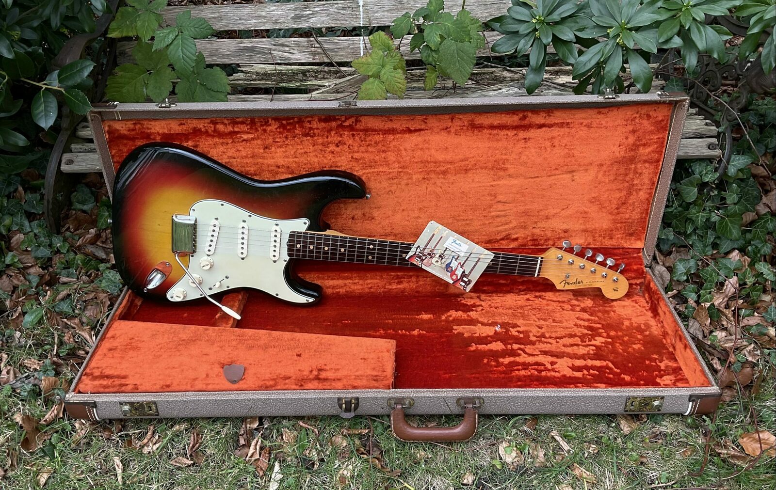psychology Solar eclipse Orbit 1963 Fender Stratocaster Sunburst - Vintage & Modern Guitars