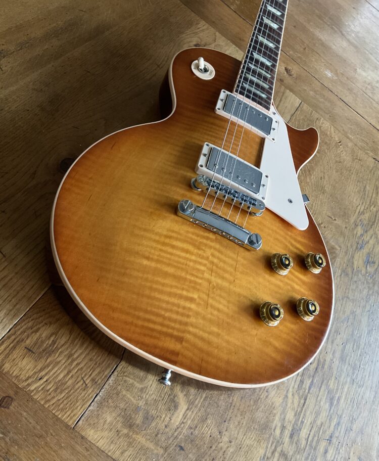 2011 Gibson Les Paul Standard (Traditional) - Image 3
