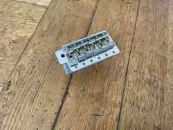 Fender Tremolo assembly 'Fender Fender" Saddles